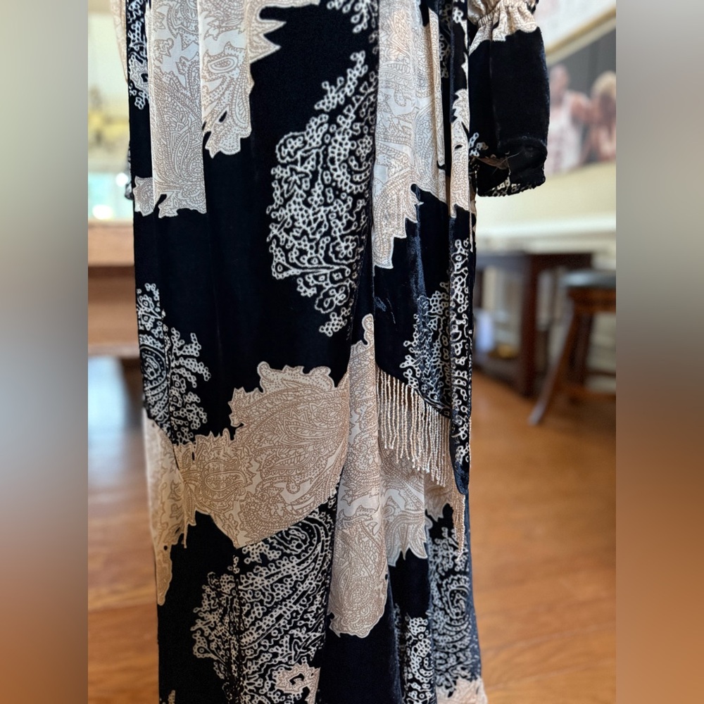 Elegant Long Sleeve Black and Cream Dress - Picture 4 of 7